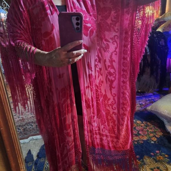 FABULOUS FABULOUS VELVET BURNOUT FRINGE KIMONO - Picture 7 of 7
